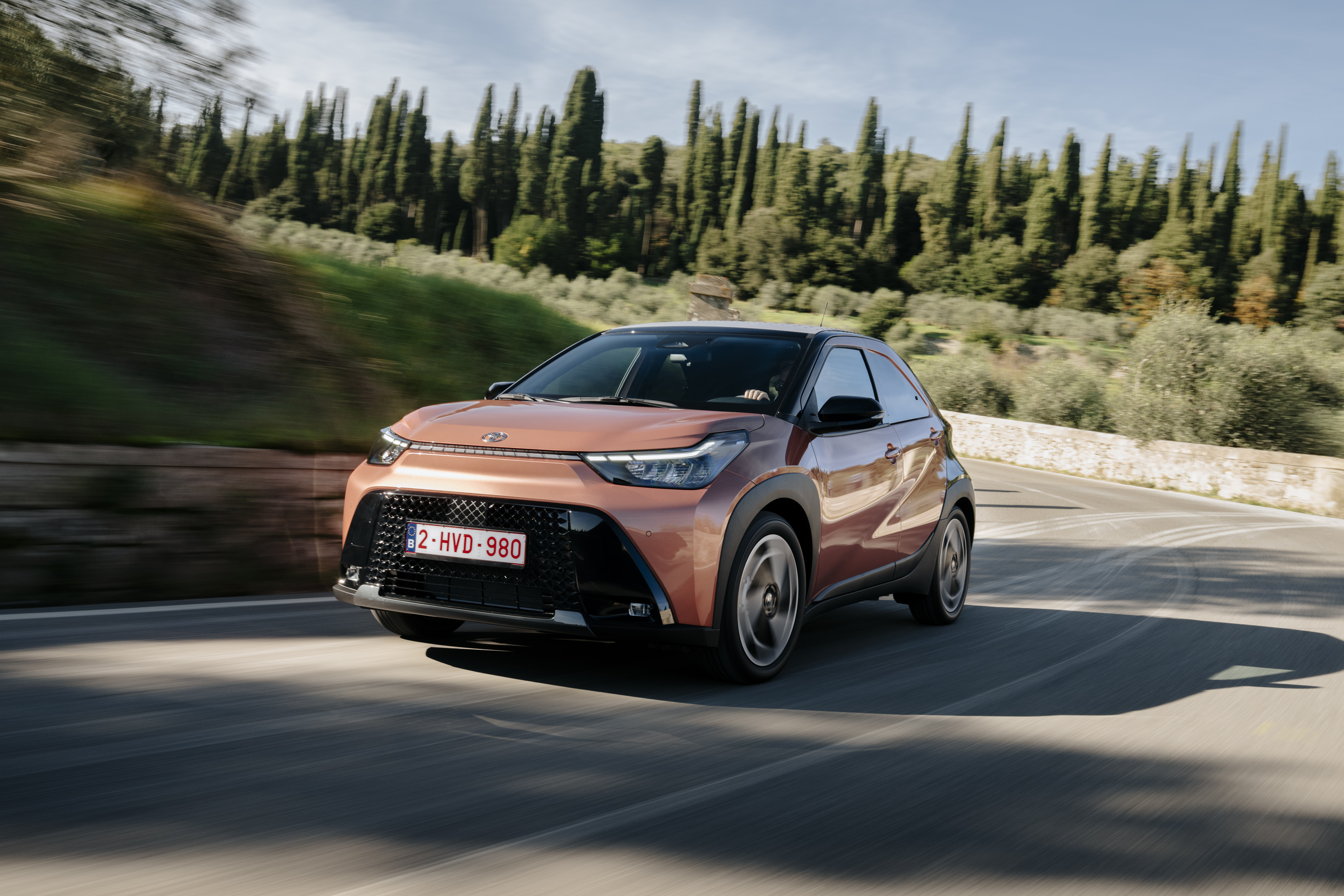 El Toyota Aygo X da el salto al híbrido y se convierte en el más eficiente de su segmento