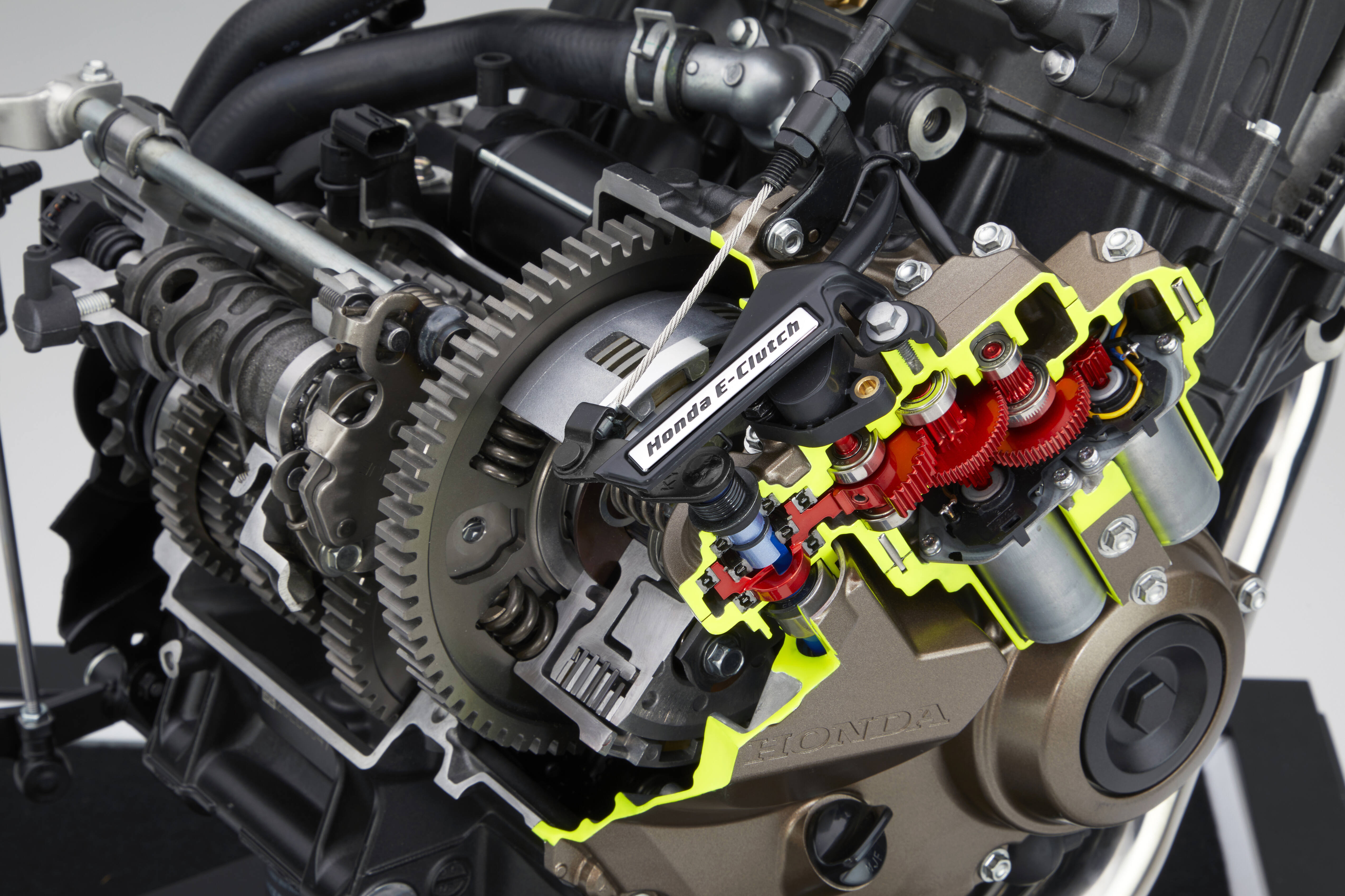 Cómo el Honda E-Clutch fusiona la precisión electrónica con el alma de una moto manual