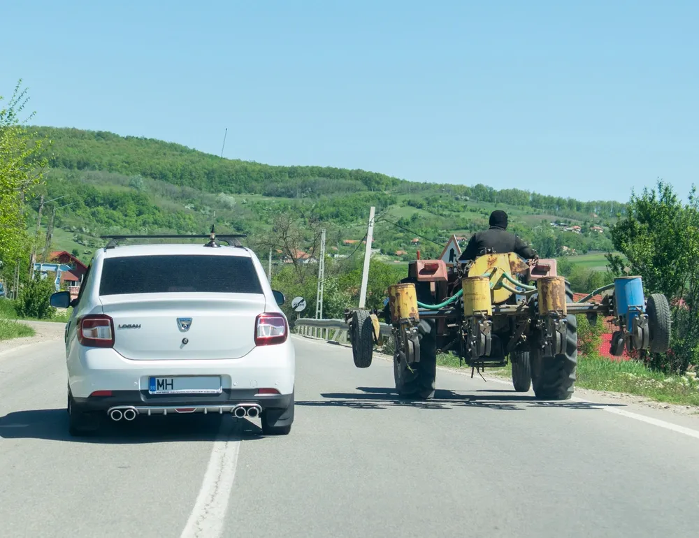 Persona adelantando un tractor agrícola
