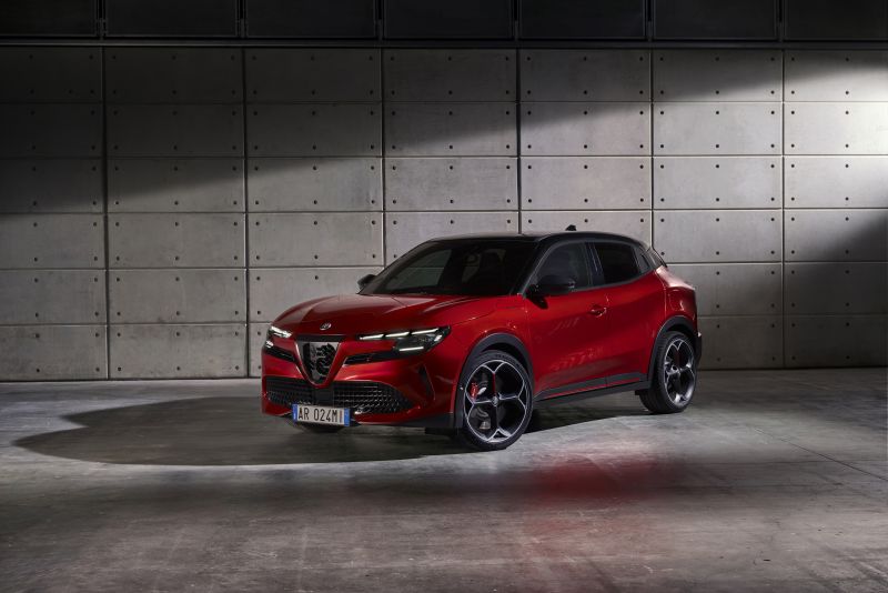 Alfa Romeo electrifica su ADN deportivo con versiones de altas prestaciones