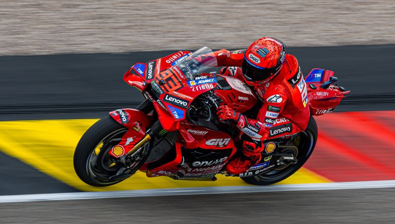 Márquez pasa el rodillo en Sachsenring