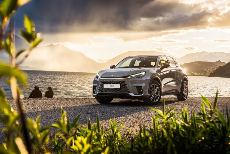 El Lexus LBX estrena mejoras en confort, tecnología y refinamiento para 2025