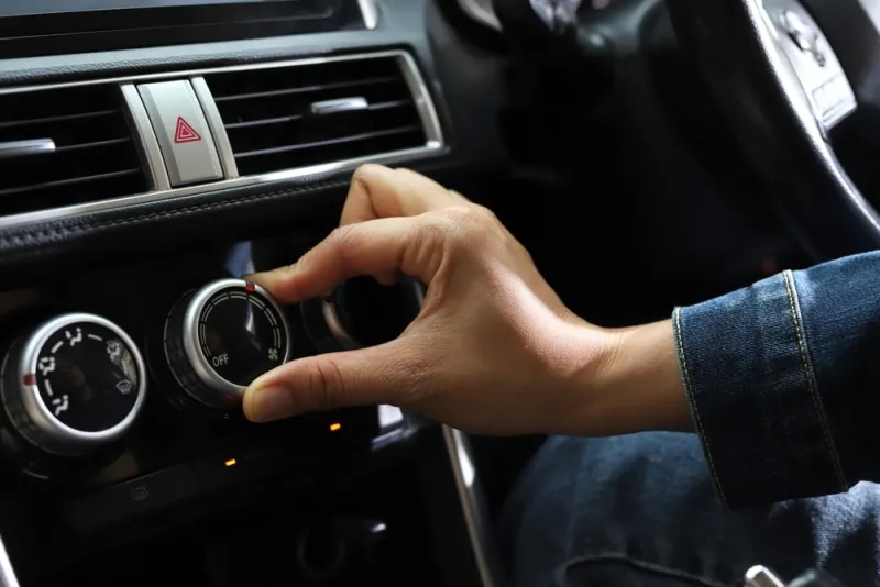 ¿Mal olor en el aire acondicionado del coche? Causas y solución
