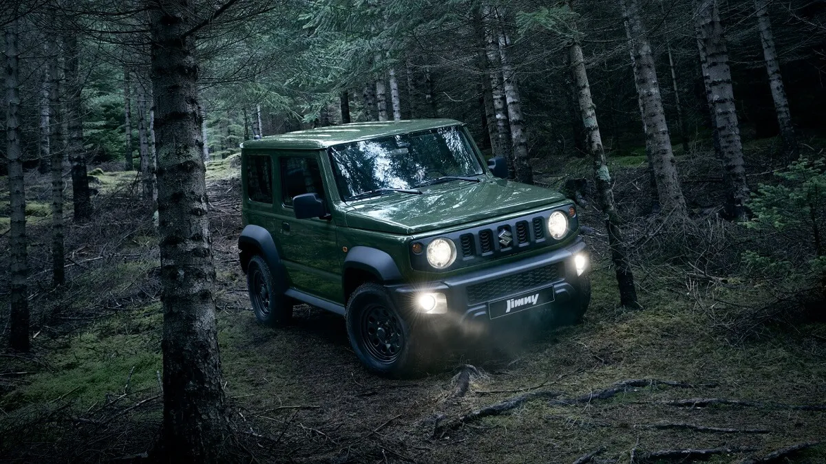 Suzuki Jimny Pro atravesando el campo