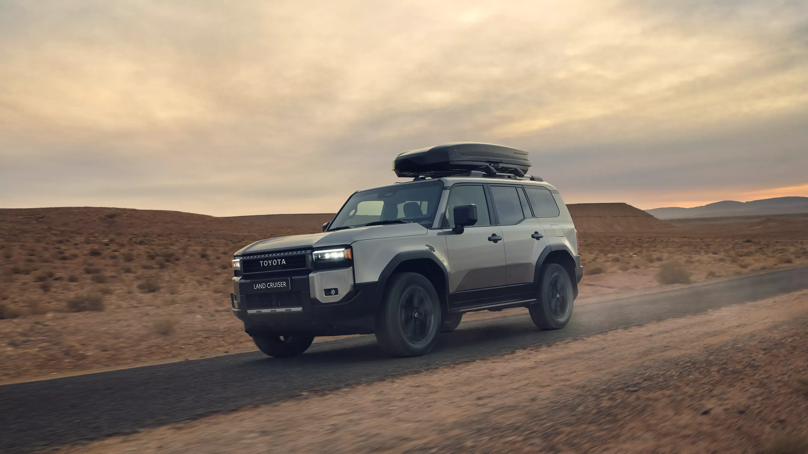 Toyota Land Cruiser en carretera de campo