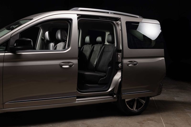 puerta lateral abierta furgoneta híbrida enchufable Volkswagen Caddy