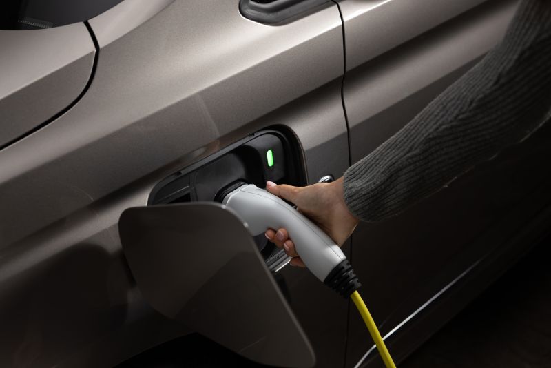 cargando furgoneta híbrida enchufable Volkswagen Caddy