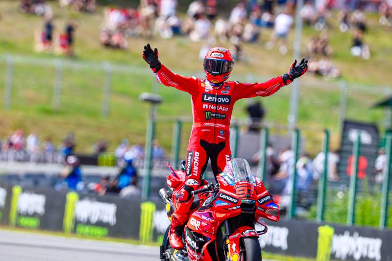 Márquez, en modo leyenda, gana en Brno y despega hacia su noveno título