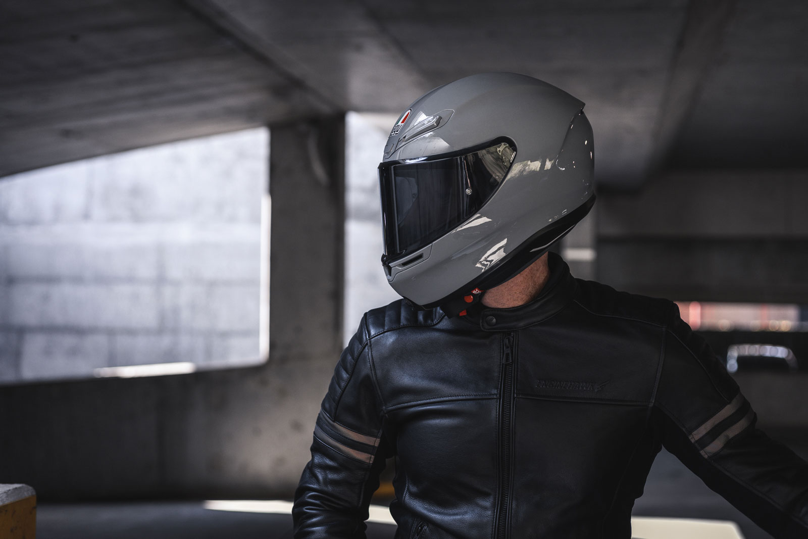 hombre con casco AGV K6
