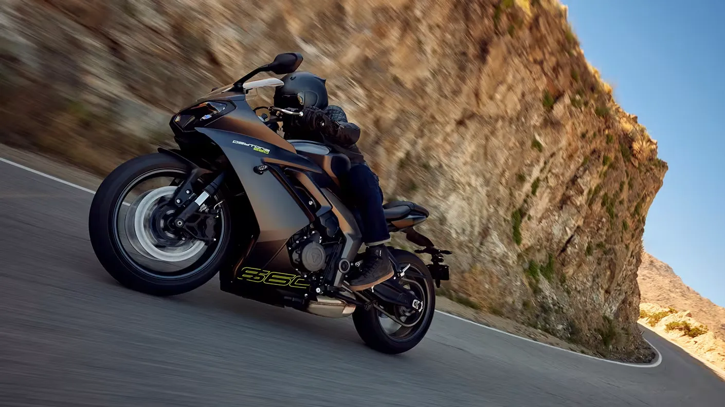 Tiumph daytona 660 en carretera