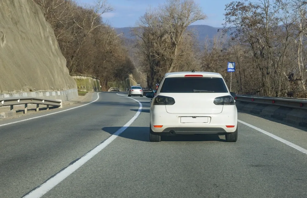 Carretera con tráfico y línea continua