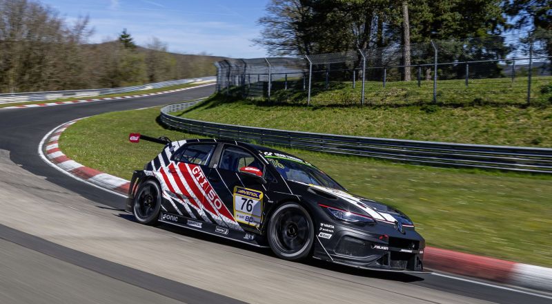 Volkswagen presenta su primer GTI eléctrico en Nürburgring para celebrar los 50 años de las míticas siglas
