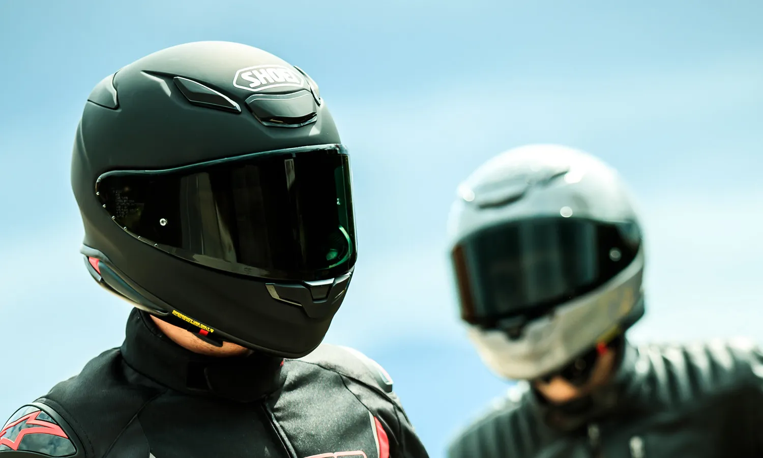 persona con casco moto shoei Nxr2
