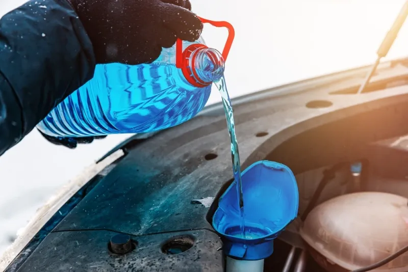 ¿Se puede echar agua en vez de anticongelante en el motor?