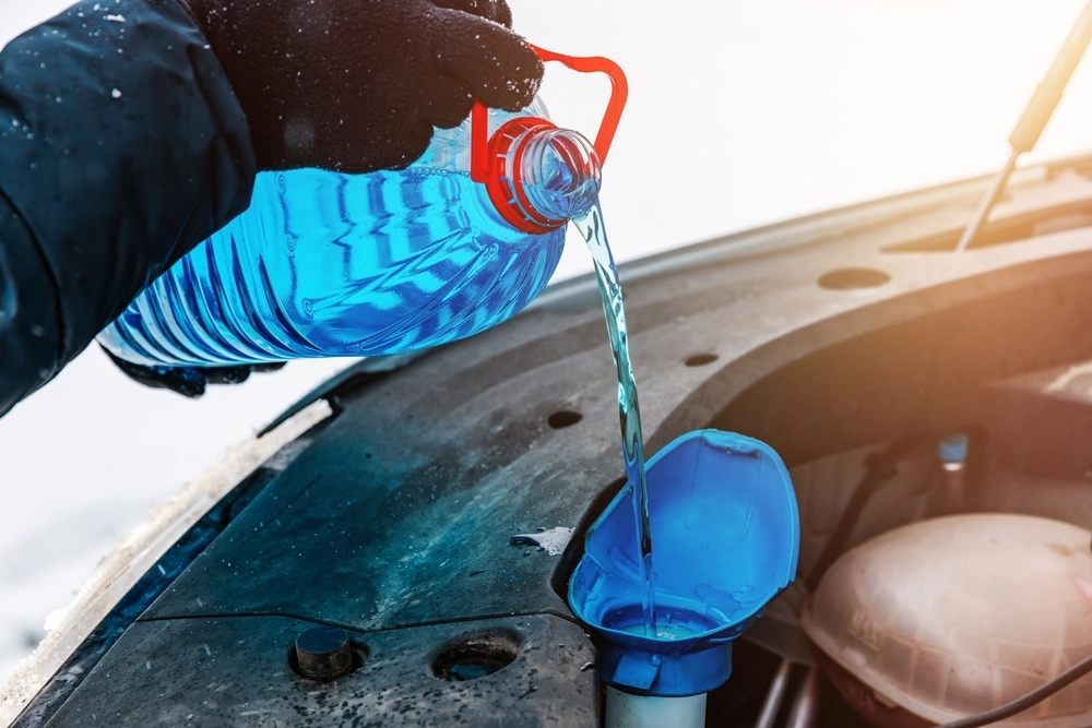 ¿Se puede echar agua en vez de anticongelante en el motor?