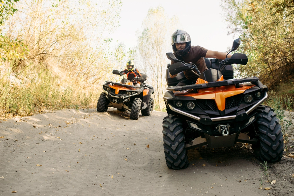 dos personas disfrutando de unos quads