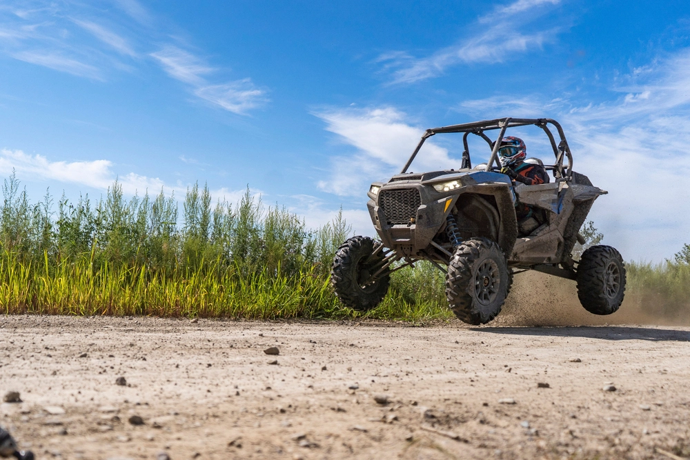 un ATV sobre una carretera de tierra