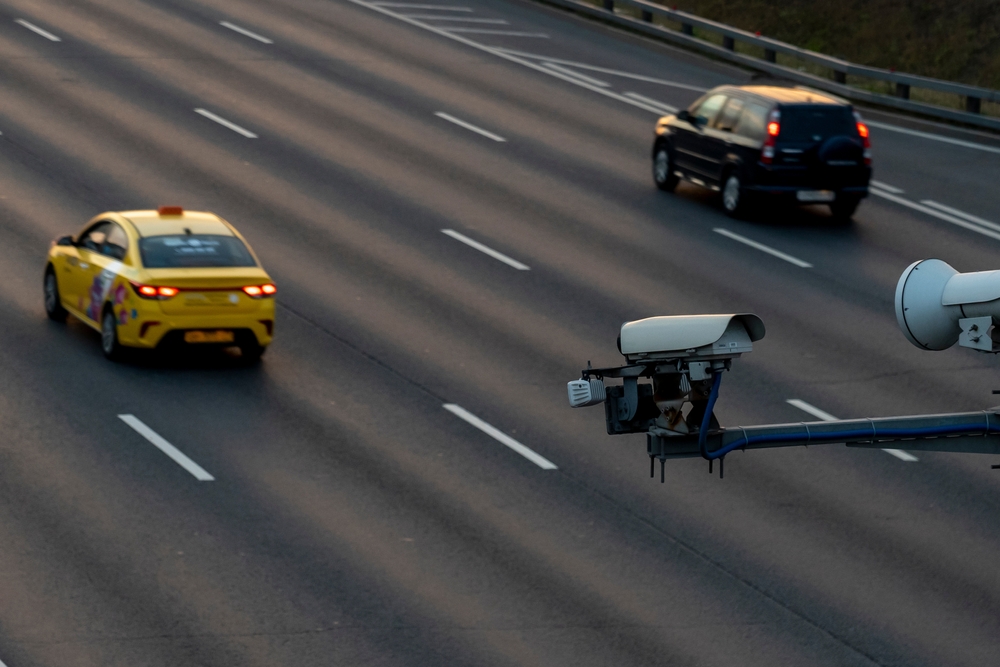radar multando a vehículos