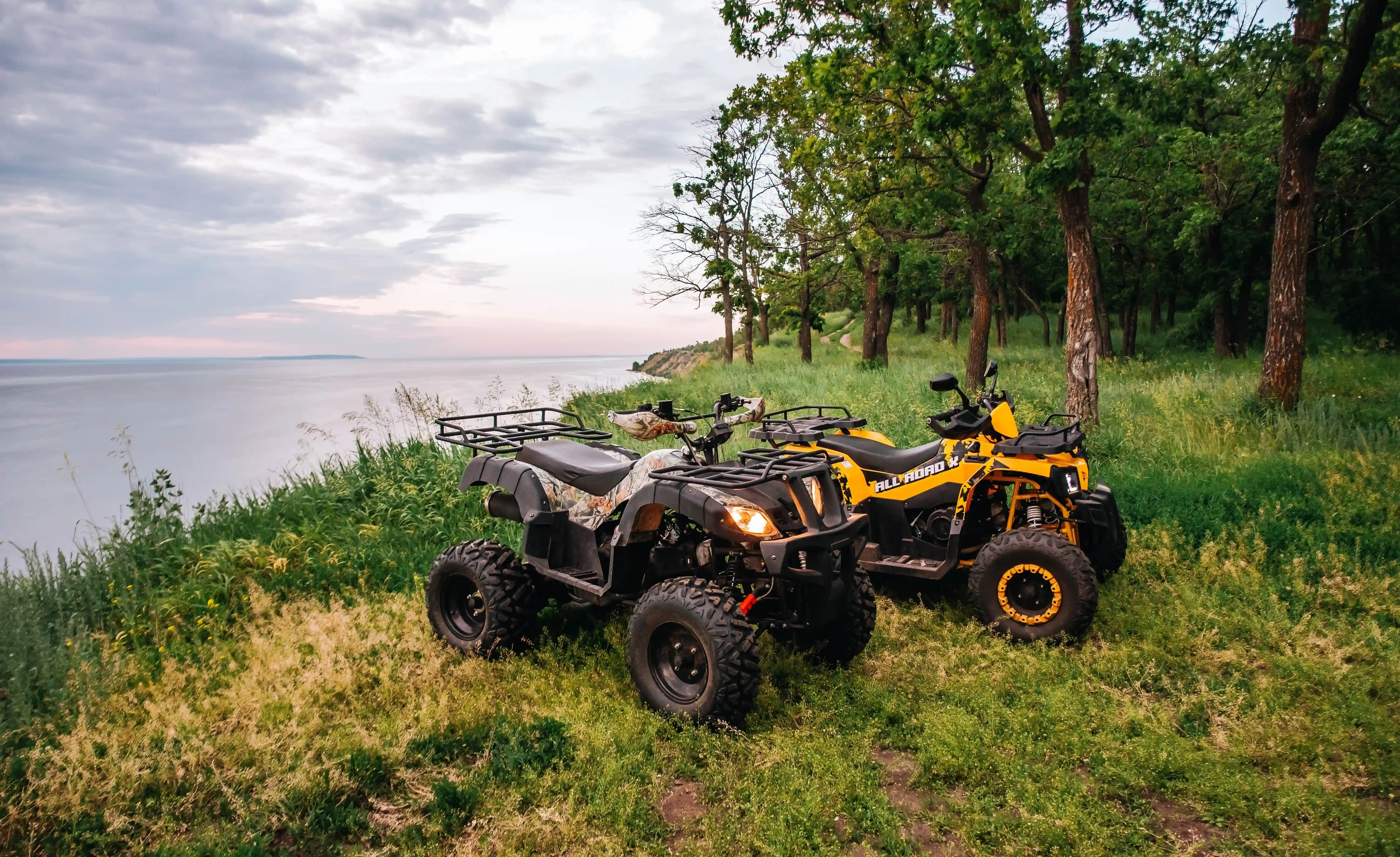 dos quads en el campo