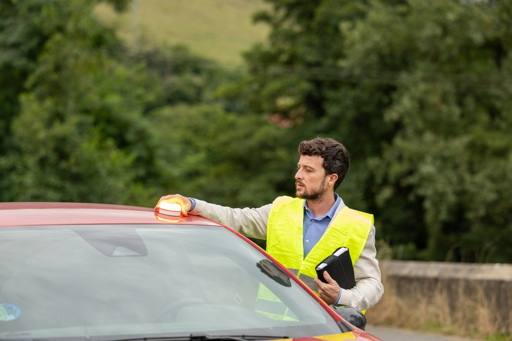 persona colocando la Baliza V16 sobre el techo de su coche