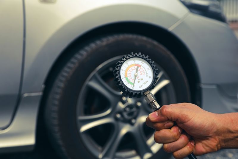 Cómo mirar la presión de los neumáticos