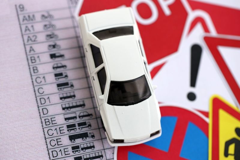 ¿Puedo hacer prácticas de coche con 17 años?