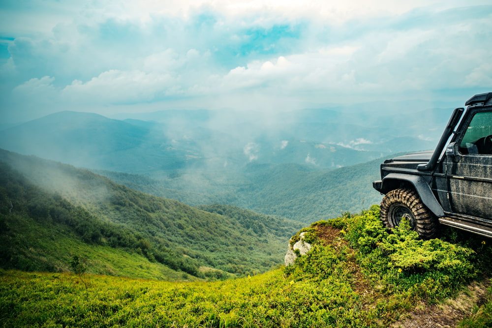 Todoterreno yendo por el campo