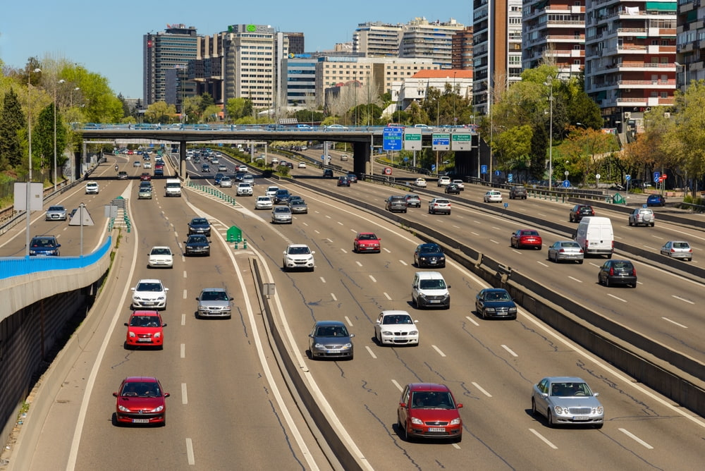 Vehículos circulando por una autopista de España