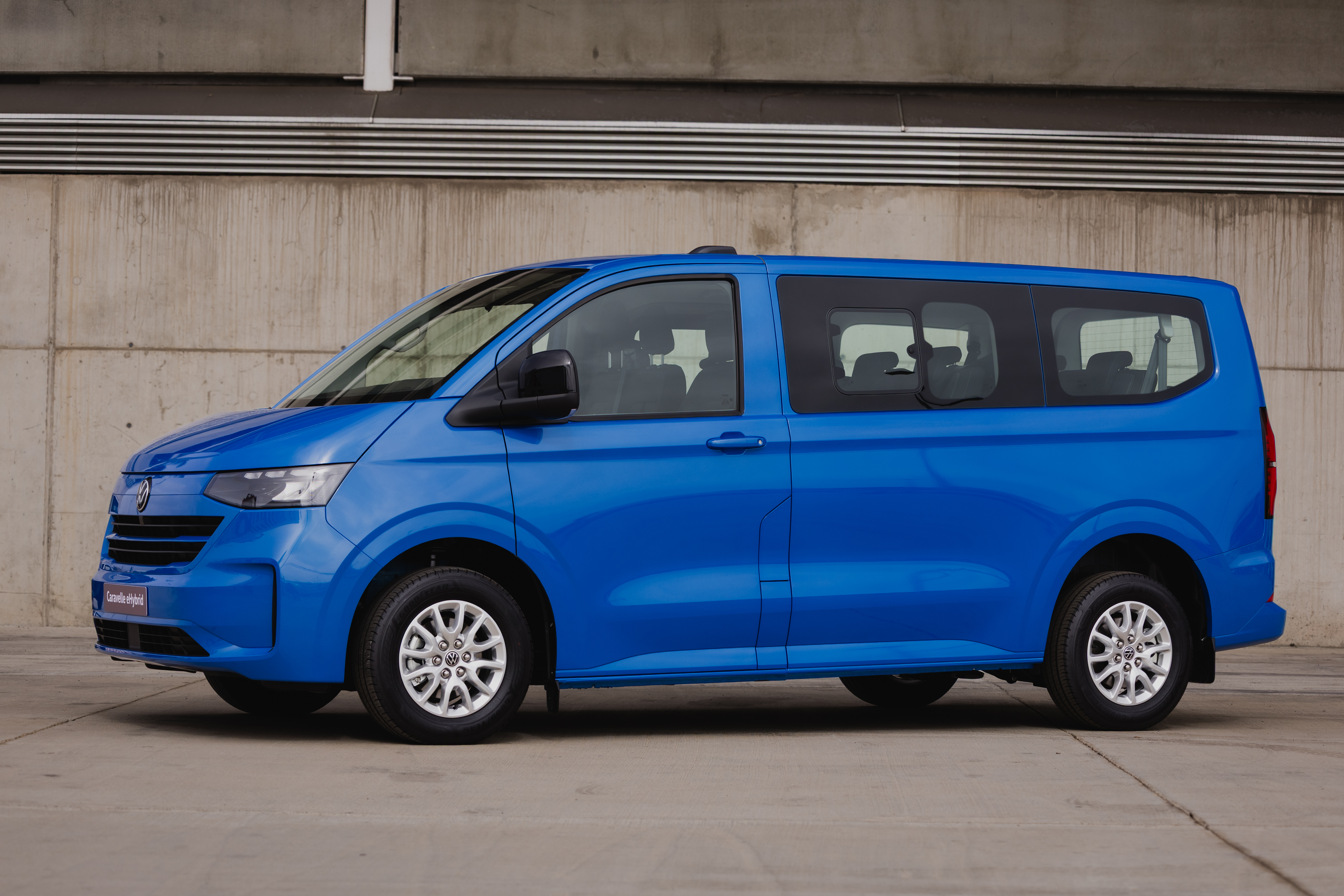 La Volkswagen Caravelle eHybrid ya está disponible en Canarias con etiqueta CERO y hasta nueve plazas